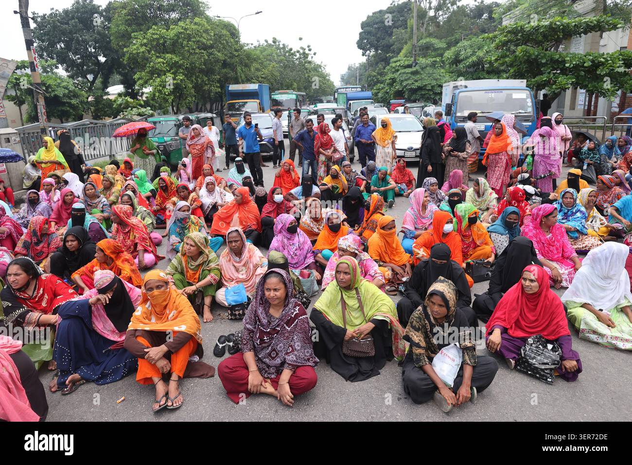 Dhaka, Bangladesch - 16. Juni 2026: Arbeiter aus mehreren Bekleidungsfabriken der NASA-Gruppe protestierten, indem sie die Tejgaon Road in Dhaka blockierten und die unp forderten Stockfoto