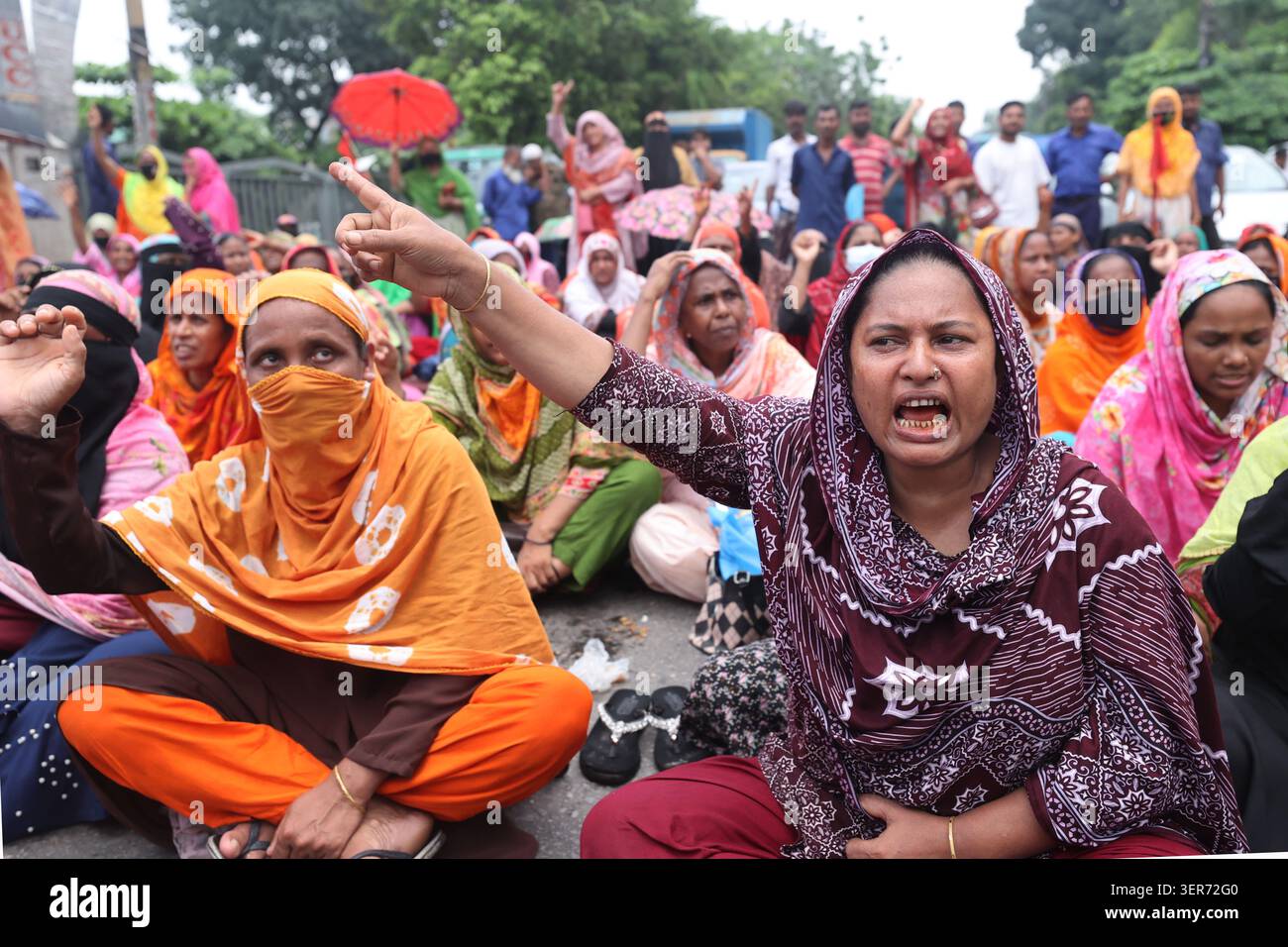 Dhaka, Bangladesch - 16. Juni 2026: Arbeiter aus mehreren Bekleidungsfabriken der NASA-Gruppe protestierten, indem sie die Tejgaon Road in Dhaka blockierten und die unp forderten Stockfoto