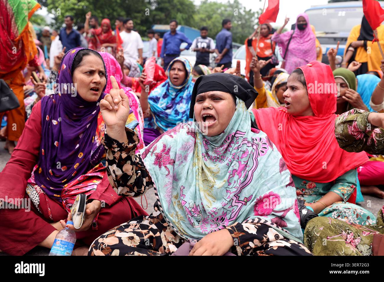 Dhaka, Bangladesch - 16. Juni 2026: Arbeiter aus mehreren Bekleidungsfabriken der NASA-Gruppe protestierten, indem sie die Tejgaon Road in Dhaka blockierten und die unp forderten Stockfoto