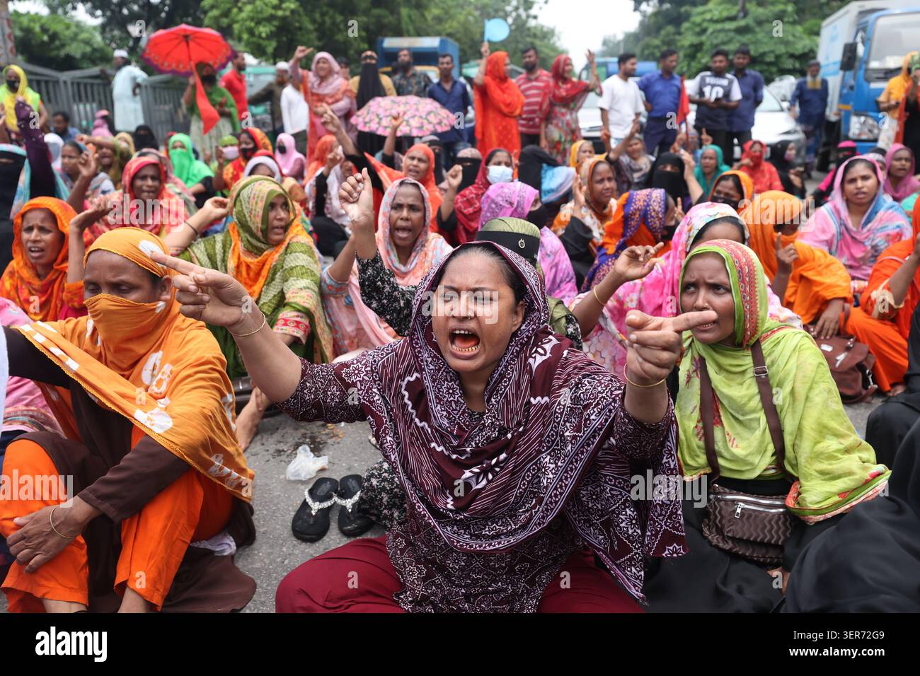 Dhaka, Bangladesch - 16. Juni 2026: Arbeiter aus mehreren Bekleidungsfabriken der NASA-Gruppe protestierten, indem sie die Tejgaon Road in Dhaka blockierten und die unp forderten Stockfoto