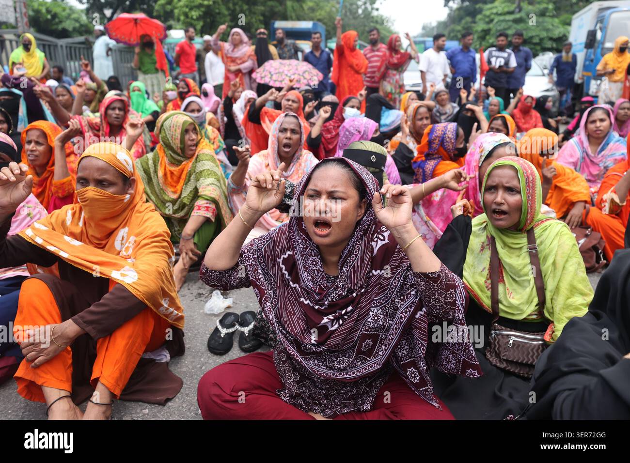 Dhaka, Bangladesch - 16. Juni 2026: Arbeiter aus mehreren Bekleidungsfabriken der NASA-Gruppe protestierten, indem sie die Tejgaon Road in Dhaka blockierten und die unp forderten Stockfoto