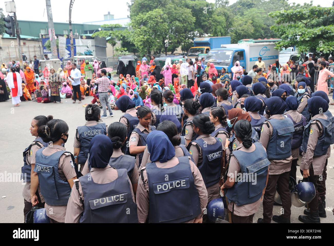 Dhaka, Bangladesch - 16. Juni 2026: Arbeiter aus mehreren Bekleidungsfabriken der NASA-Gruppe protestierten, indem sie die Tejgaon Road in Dhaka blockierten und die unp forderten Stockfoto