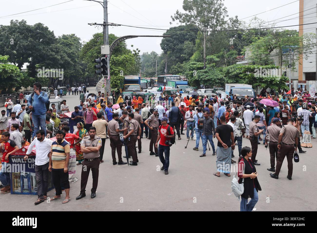 Dhaka, Bangladesch - 16. Juni 2026: Arbeiter aus mehreren Bekleidungsfabriken der NASA-Gruppe protestierten, indem sie die Tejgaon Road in Dhaka blockierten und die unp forderten Stockfoto