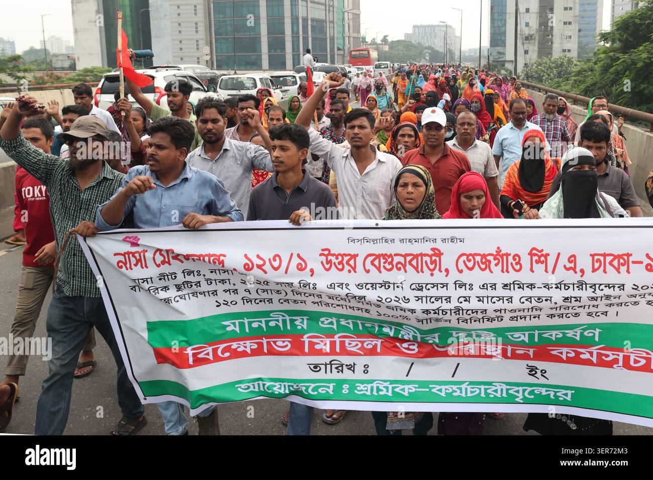 Dhaka, Bangladesch - 16. Juni 2026: Arbeiter aus mehreren Bekleidungsfabriken der NASA-Gruppe protestierten, indem sie die Tejgaon Road in Dhaka blockierten und die unp forderten Stockfoto