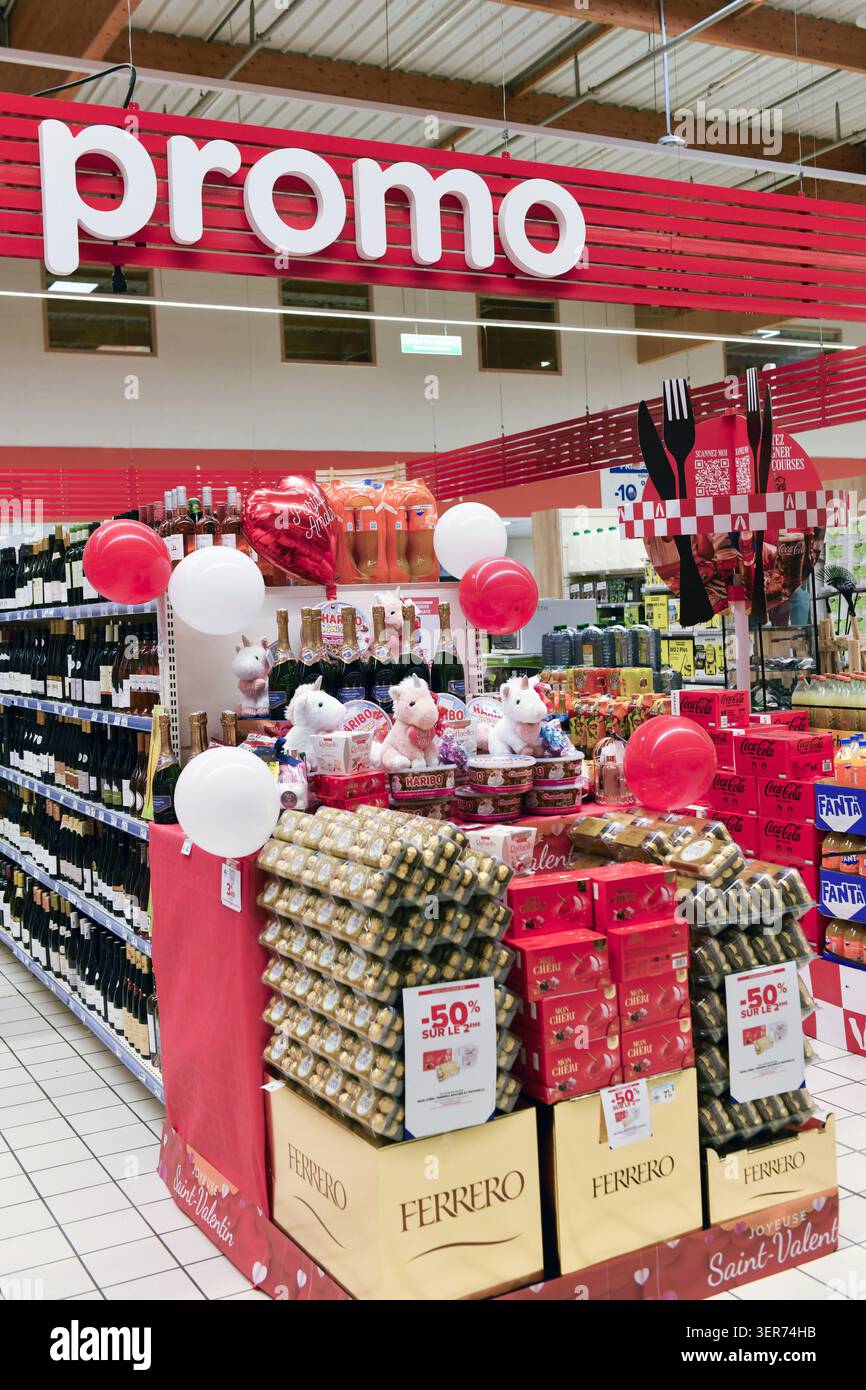 Ouistreham (Normandie, Nordfrankreich): Endausstellung mit Ferrero-Schokoladenschachteln zu Schnäppchenpreisen auf dem Carrefour-Markt. Stockfoto