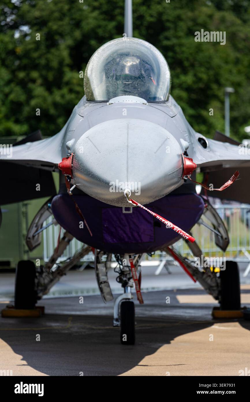 Moderner Kampfflugzeug-Flugplatz schlanke aerodynamische Nase transparentes Cockpit mit dramatischem Wolkenhimmel. Fortschrittliche militärische Luftfahrt Geschwindigkeit Präzisionsverteidigung Stockfoto