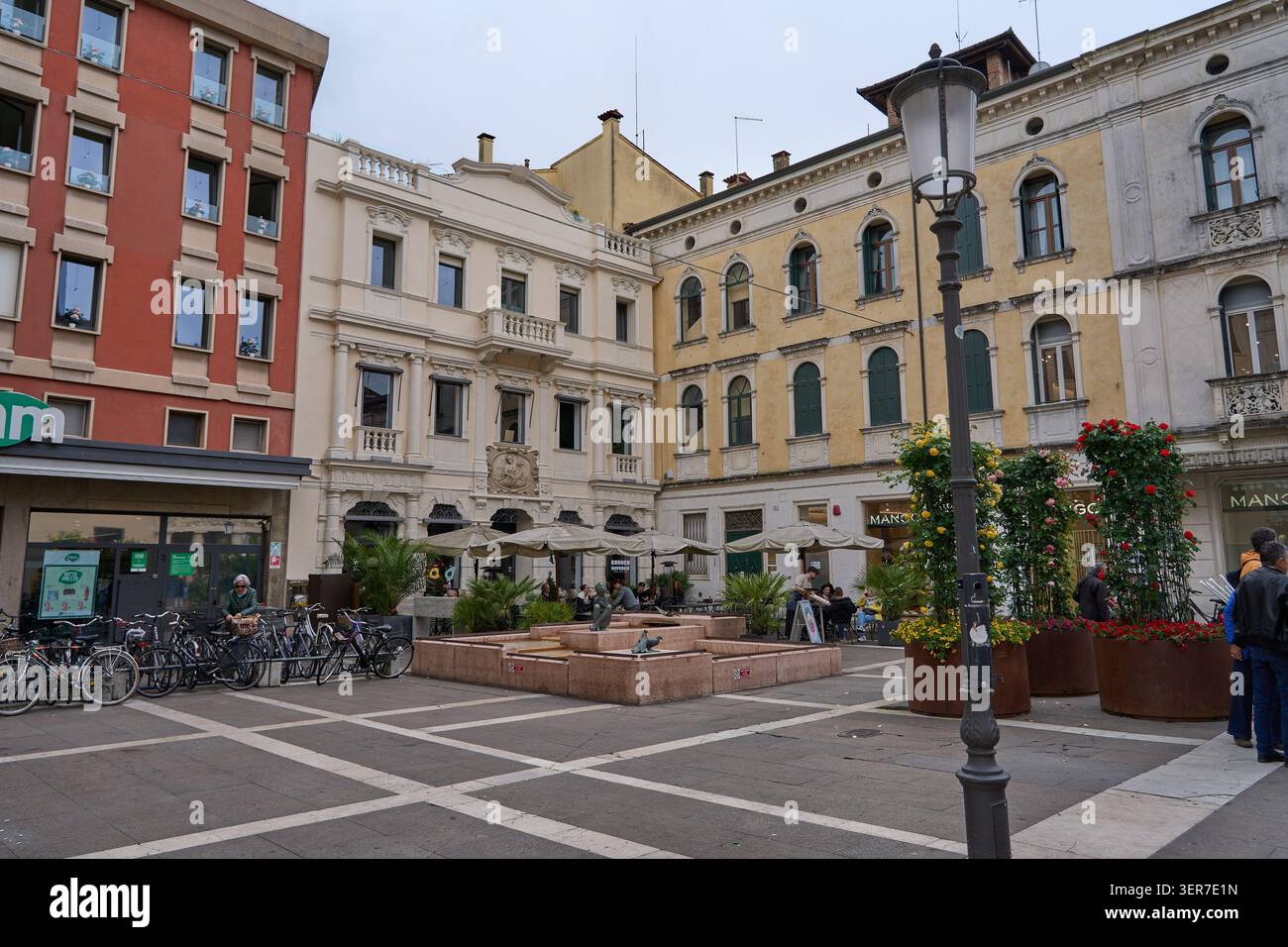 Padua, Italien - 16. Mai 2026 - charmanter Platz in einer historischen Stadt mit eleganter Architektur und lebhaftem Ambiente Stockfoto