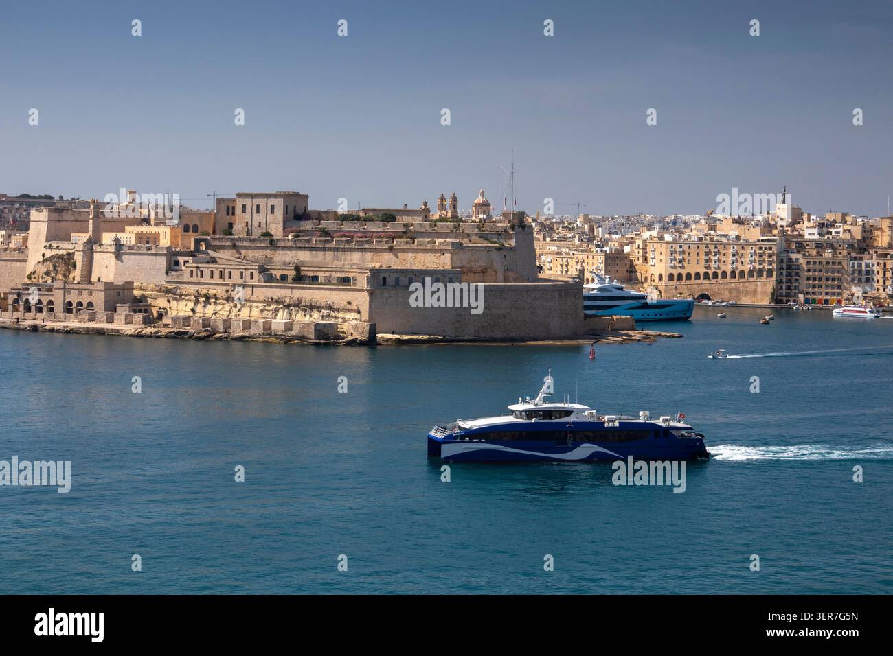 Malta, Valletta, Gozo Highspeed Fähre Katamaran vorbei an Fort St. Angelo in Birgu Stockfoto