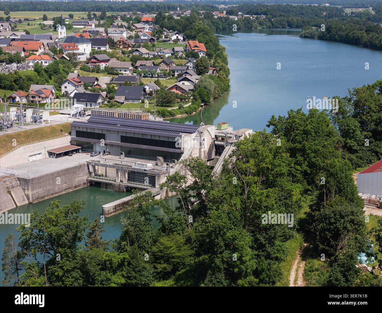 Sonnenkollektoren auf dem Dach des Wasserkraftwerks erzeugen saubere Energie aus Wasser und Sonne. Diese Einrichtung unterstützt die CO2-arme Stromversorgung. Stockfoto