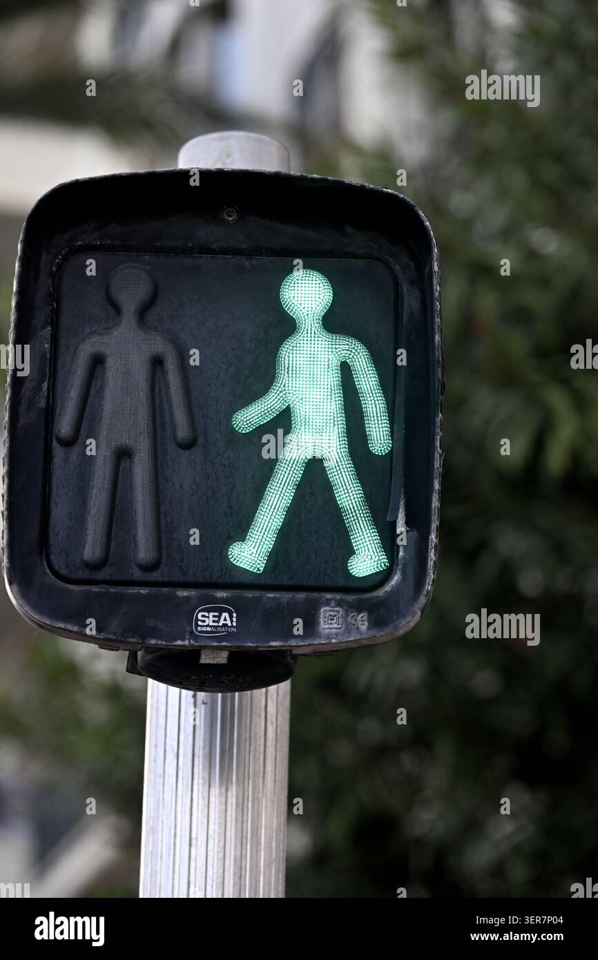 Die Fußgängerüberquerung führte dazu, dass der grüne Mann OK war, das Schild zu überqueren Stockfoto