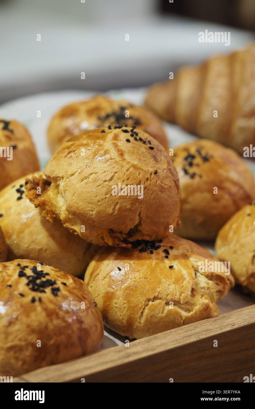 Frisch gebackene Brötchen in einer Bäckerei Stockfoto