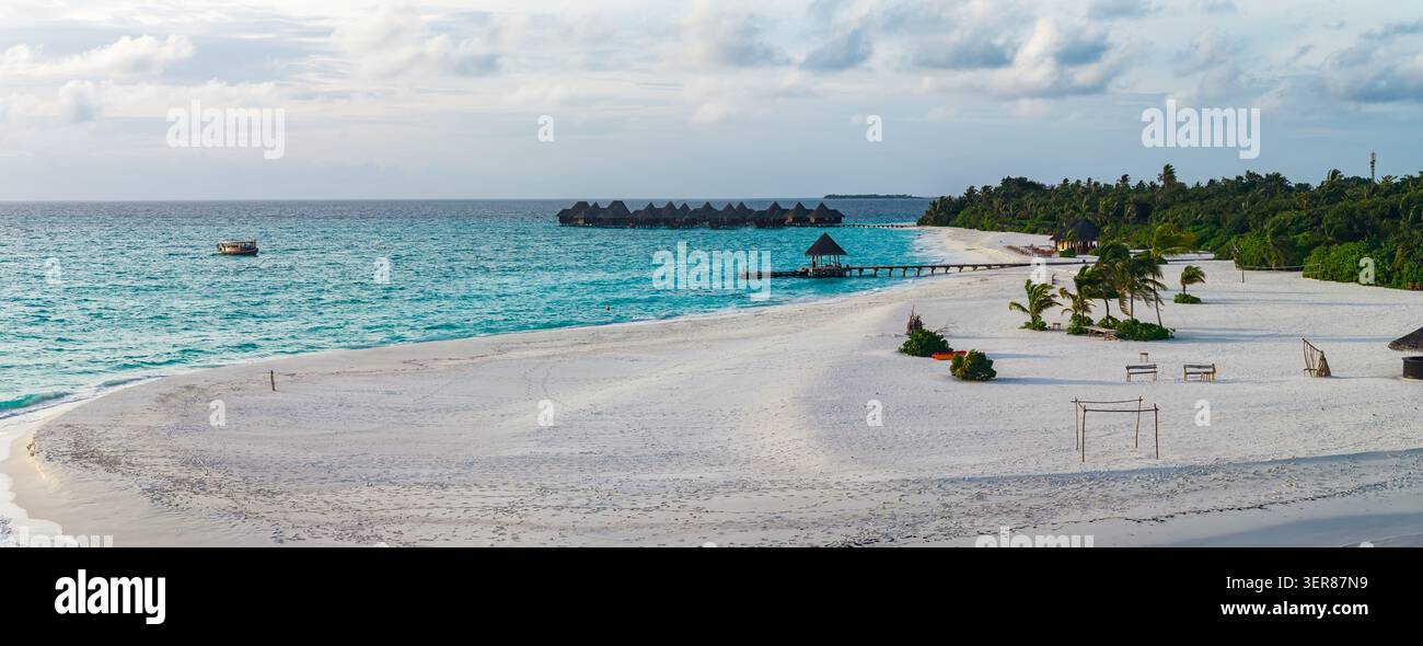 Malediven privater Inselstrand mit Steg, Pavillon und Villen Stockfoto