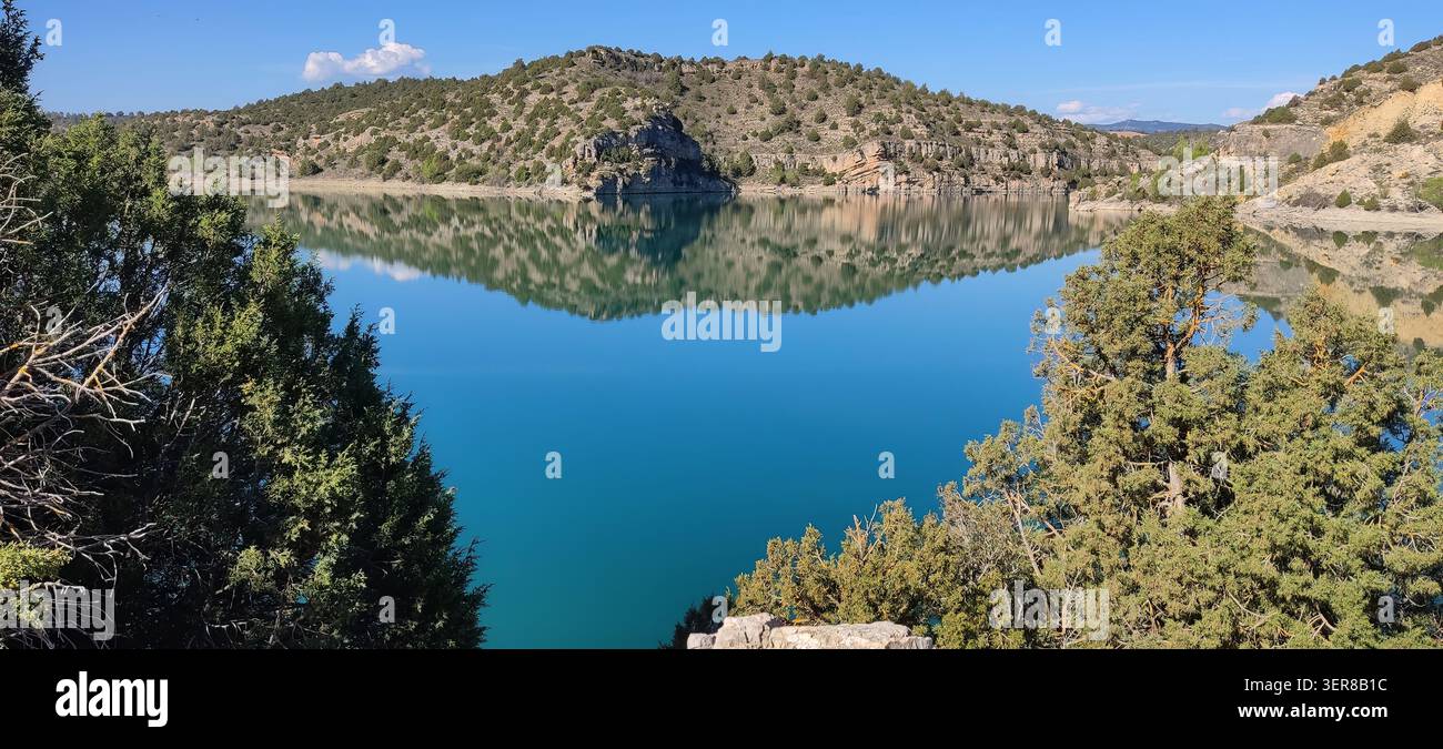 Arquillo de San Blas Stausee Reflexion der felsigen Hügel im ruhigen blauen Wasser Teruel Spanien Stockfoto