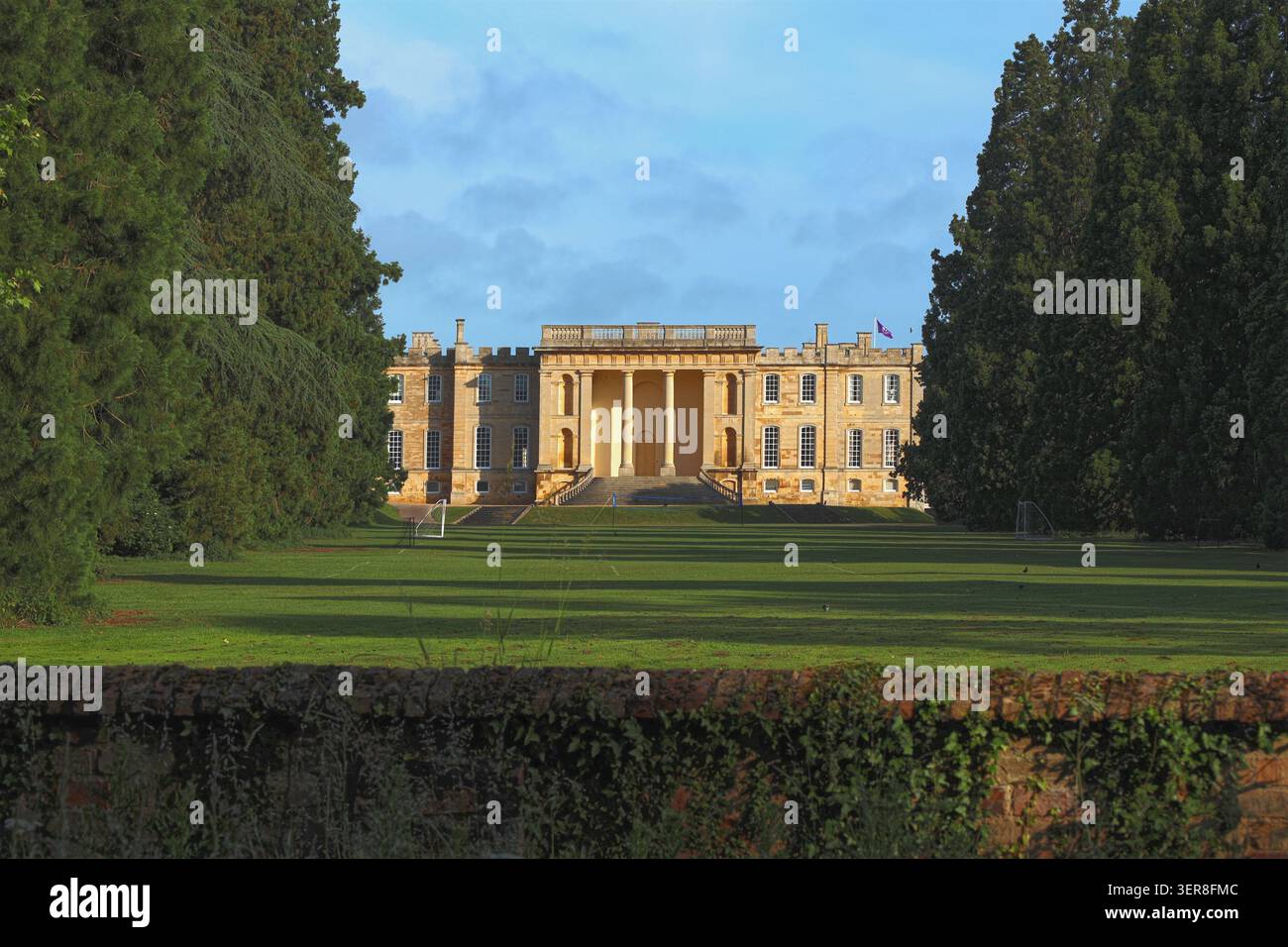 Kimbolton Castle von der Park Lane, Kimbolton. Es beherbergt einen Teil der Kimbolton School in Cambridgeshire, England, Großbritannien, wo Catherine von Aragon lebt Stockfoto