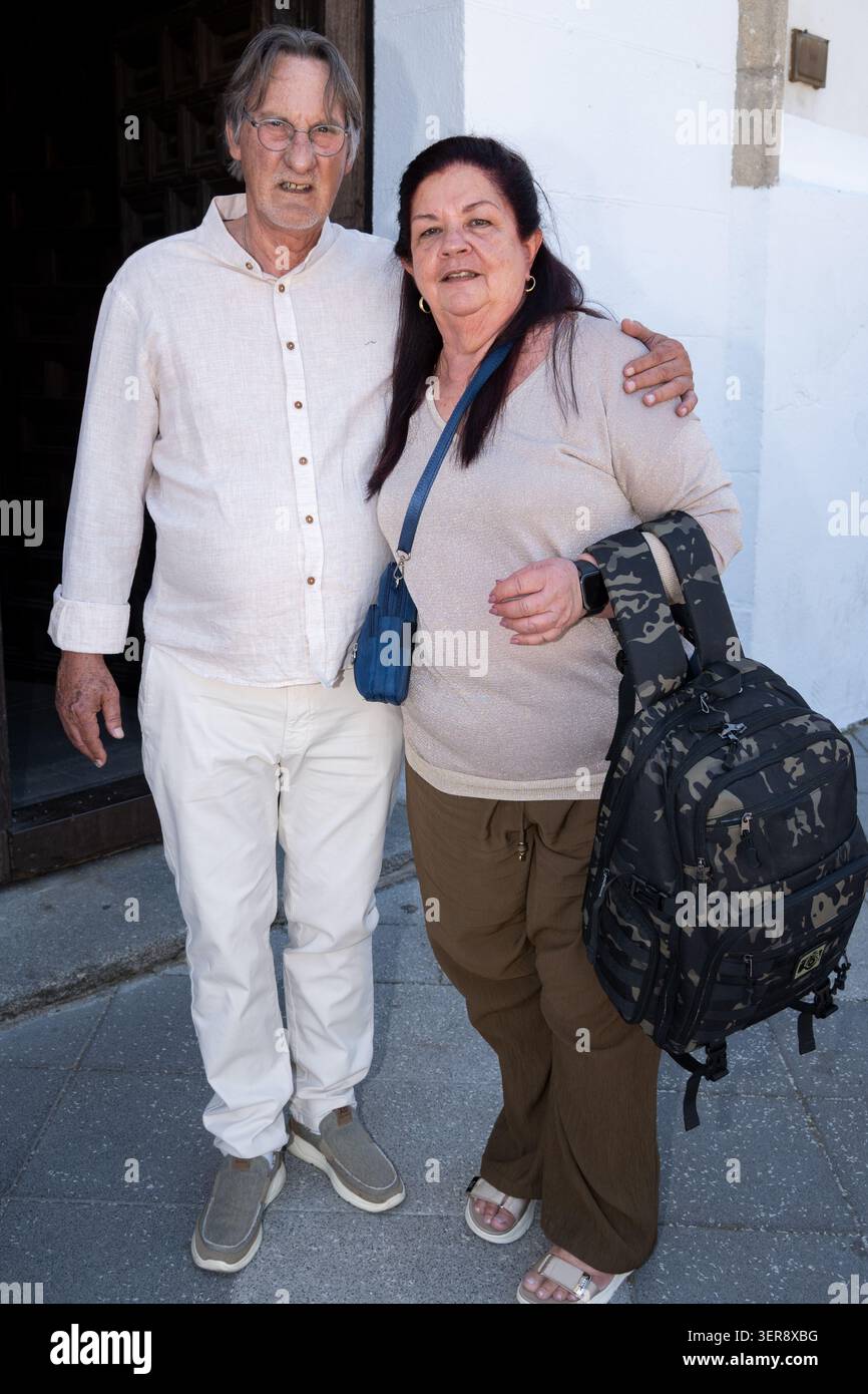 Reife Erwachsene Frau und Mann posieren für die Kamera und stehen draußen dicht nebeneinander Stockfoto
