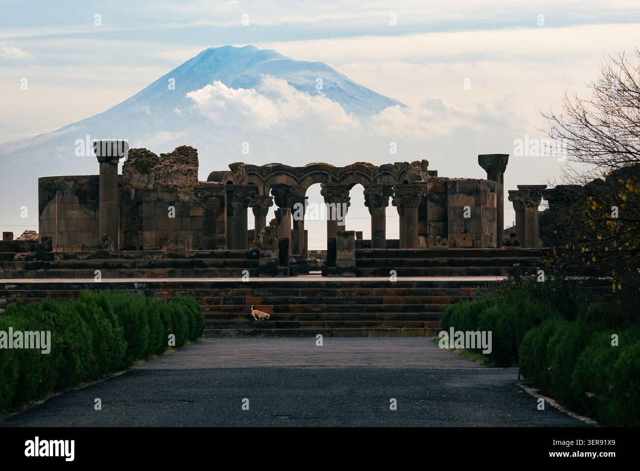 Ruinen der Kathedrale von Zvartnots mit Ararat-Hintergrund, Armenien. Antike armenische Architektur aus dem 7. Jahrhundert, UNESCO-Weltkulturerbe. Stockfoto