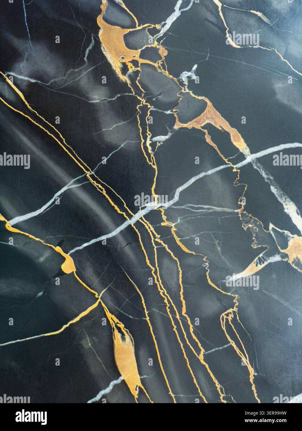 Eleganter dunkler Marmorhintergrund mit dramatischen weißen Streifen und metallischen Goldgängen, die eine luxuriöse abstrakte Textur für Branding, Verpackung, s schaffen Stockfoto