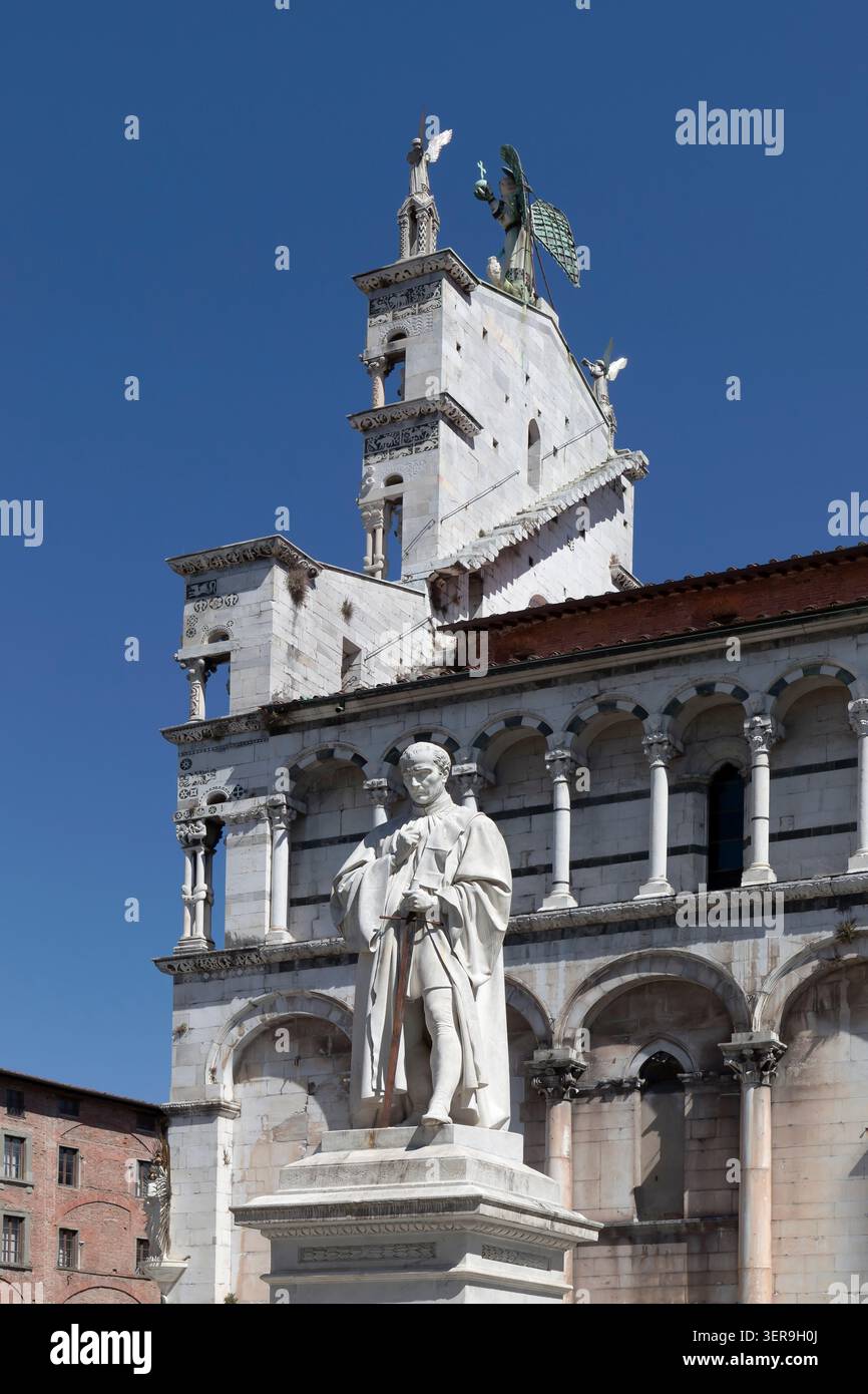 Statue des Politikers und Kaufmanns francesco burlamacchi von giovanni dupre 1859 auf dem Platz vor der Kirche san michele in lucca toskana italien Stockfoto