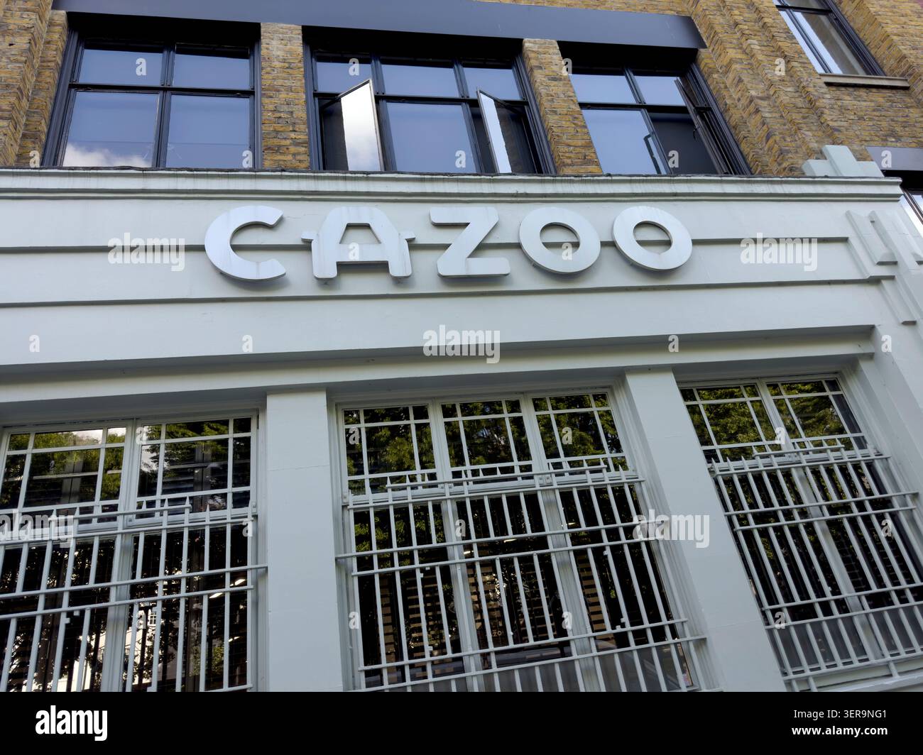 Firmenlogo und Firmenlogo von Cazoo in 41 Chalton Street in der Nähe von Euston, London, ehemaliger Hauptsitz des Online-Gebrauchtwagenhändlers Stockfoto