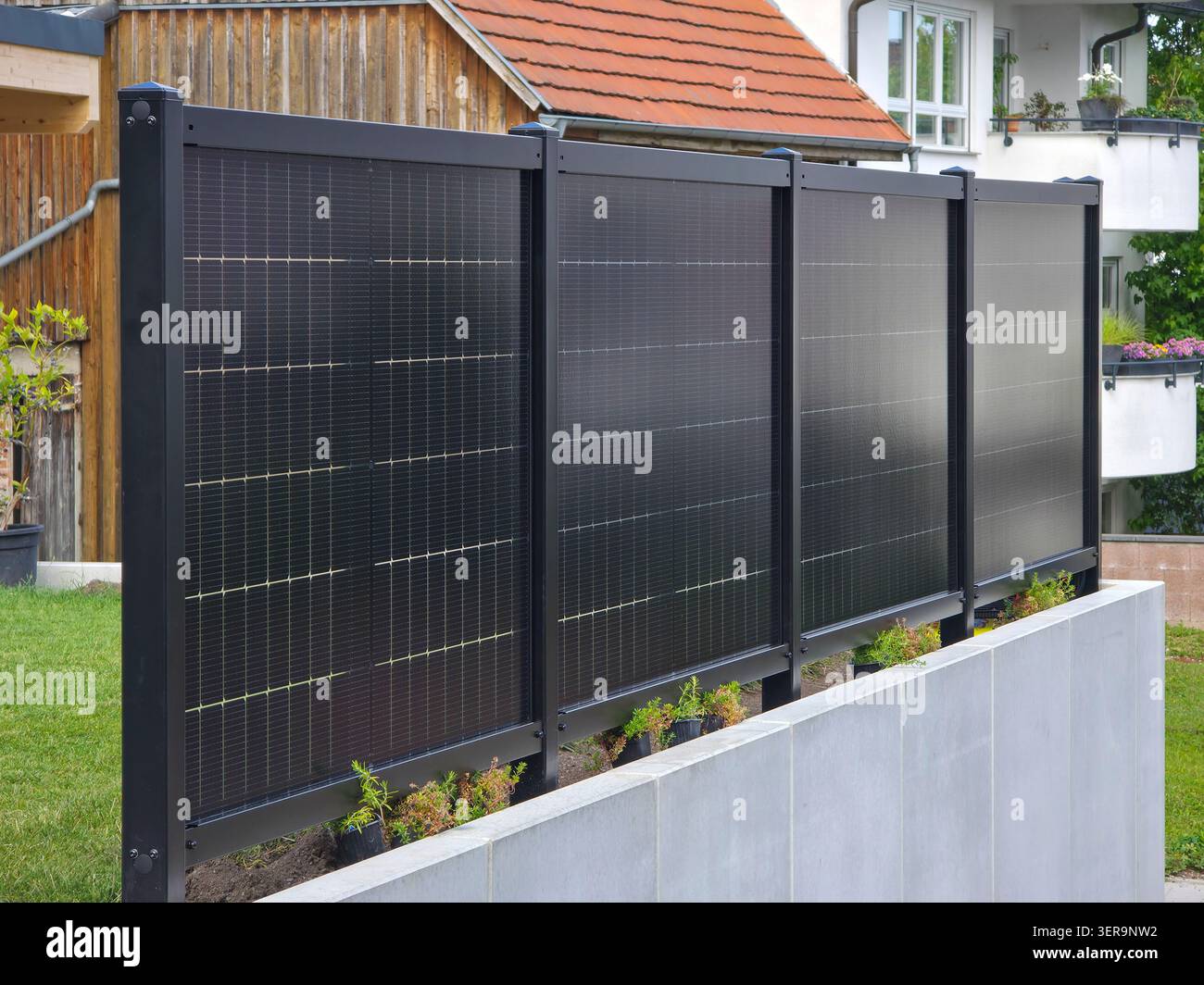 Innovativer Solarpaneelzaun, der Grundstücksgrenzen mit effizienter erneuerbarer Energie im Freien kombiniert Stockfoto