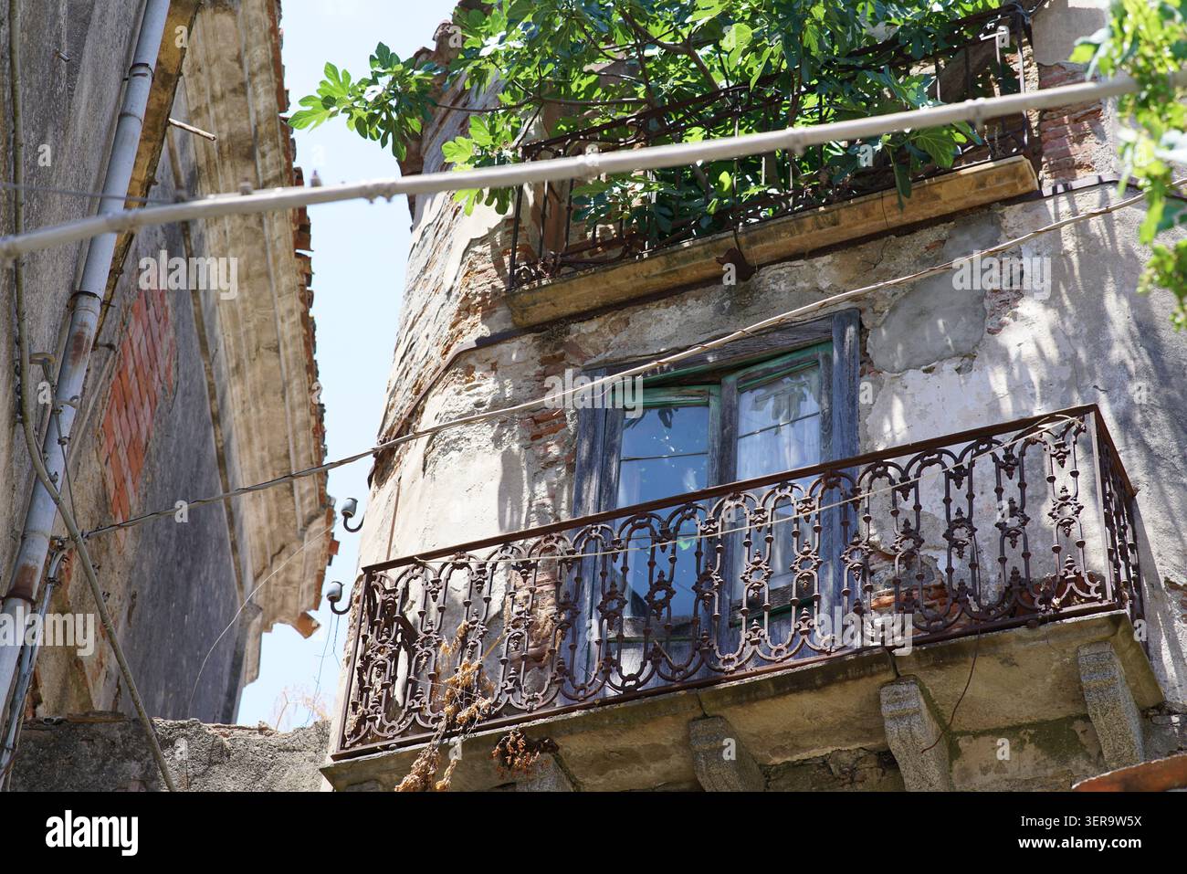 Reich verzierter schmiedeeiserner Balkon auf traditionellem Gebäude im historischen Dorf Palizzi, Aspromonte Nationalpark, Kalabrien Süditalien. Stockfoto