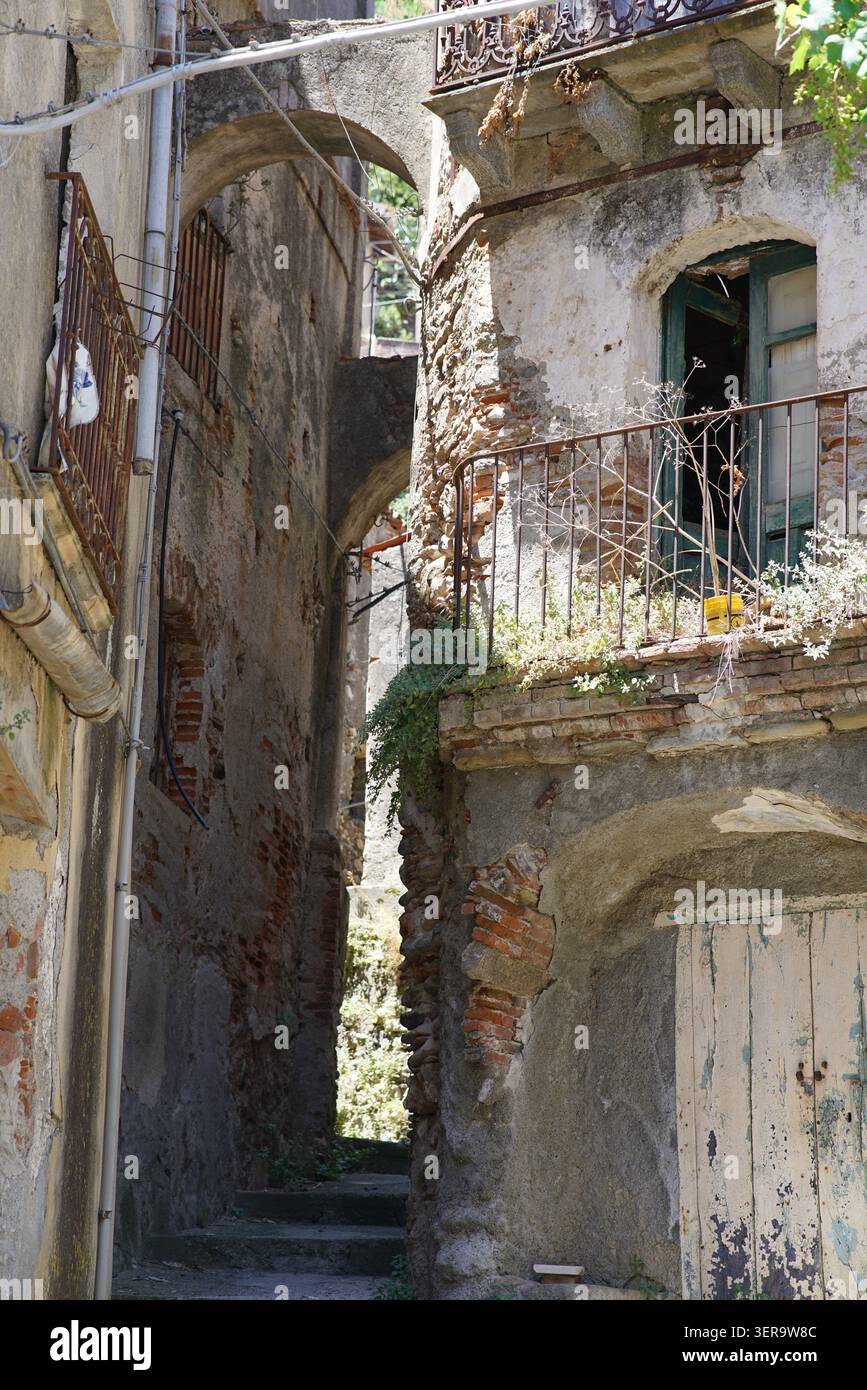 Reich verzierter schmiedeeiserner Balkon auf traditionellem Gebäude im historischen Dorf Palizzi, Aspromonte Nationalpark, Kalabrien Süditalien. Stockfoto