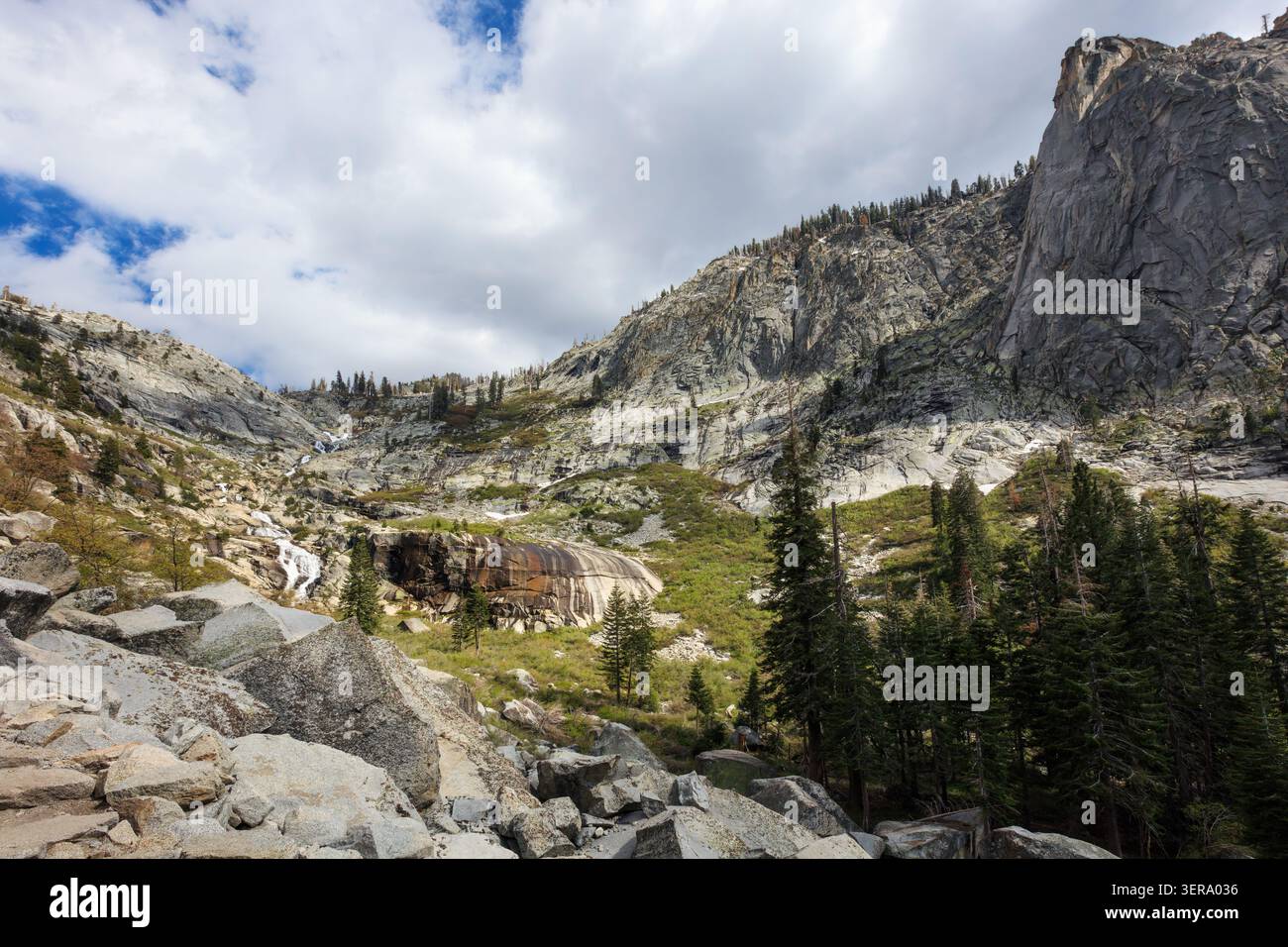 Granitfelsen und Klippen, Tokopah Falls in der Ferne, Sequoia National Park, Kalifornien, USA Stockfoto