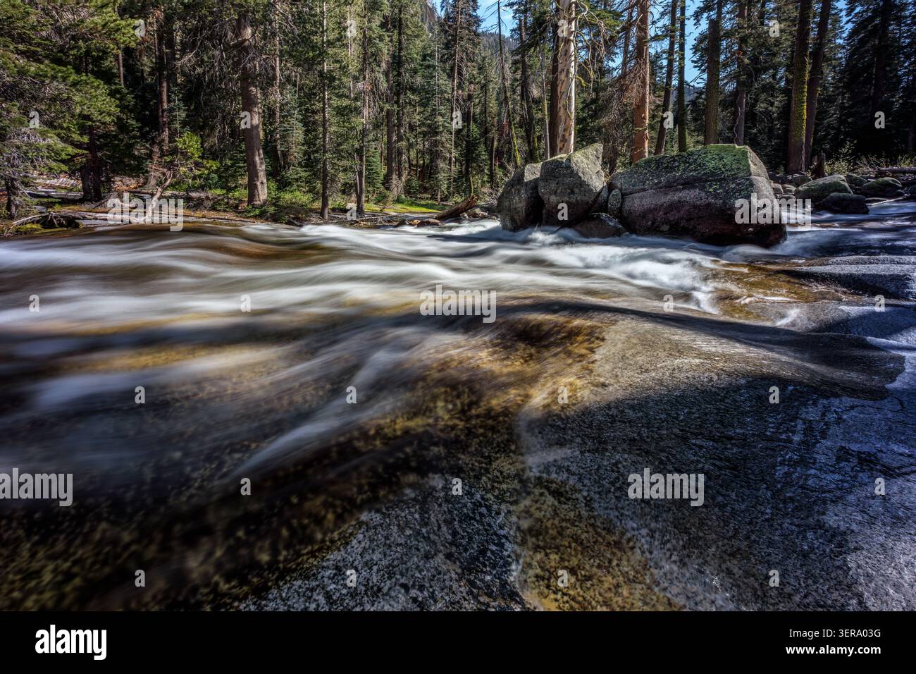 Schnee schmilzt über Granit, flussabwärts der Tokopah Falls, Sequoia National Park, Kalifornien, USA Stockfoto