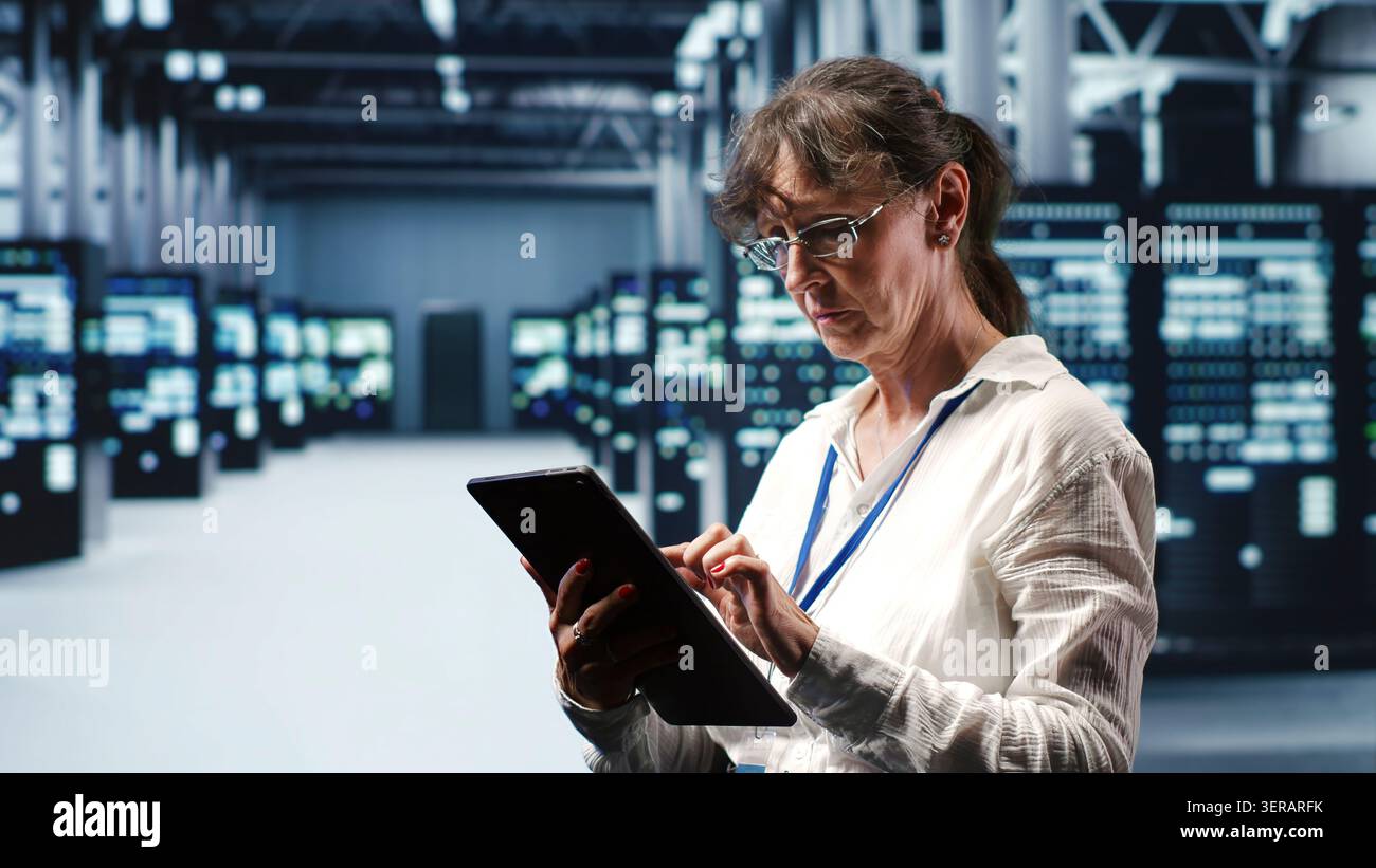 Senescent Admin arbeitet in Rechenzentren mit dedizierten GPU-Serverclustern, die KI-Aufgaben mit hoher Effizienz verarbeiten und fehlerhafte Elektronik für maschinelles Lernen beheben können. Stockfoto