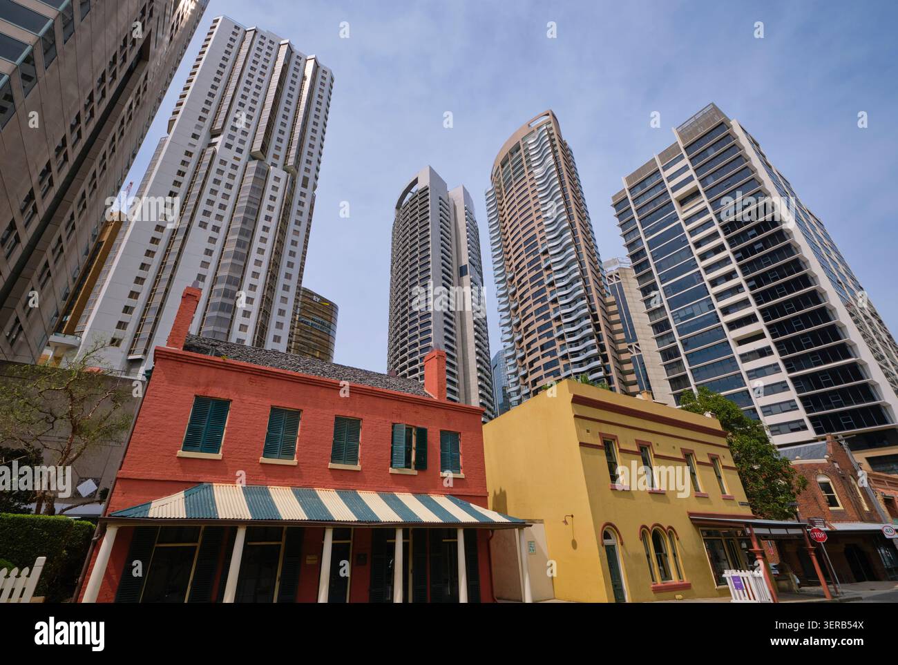 Die moderne Skyline aus Glas, Turm und Wolkenkratzer der modernen Stadt mit dem alten, traditionellen Viertel The Rocks. In Sydney, NSW, Australien. Stockfoto