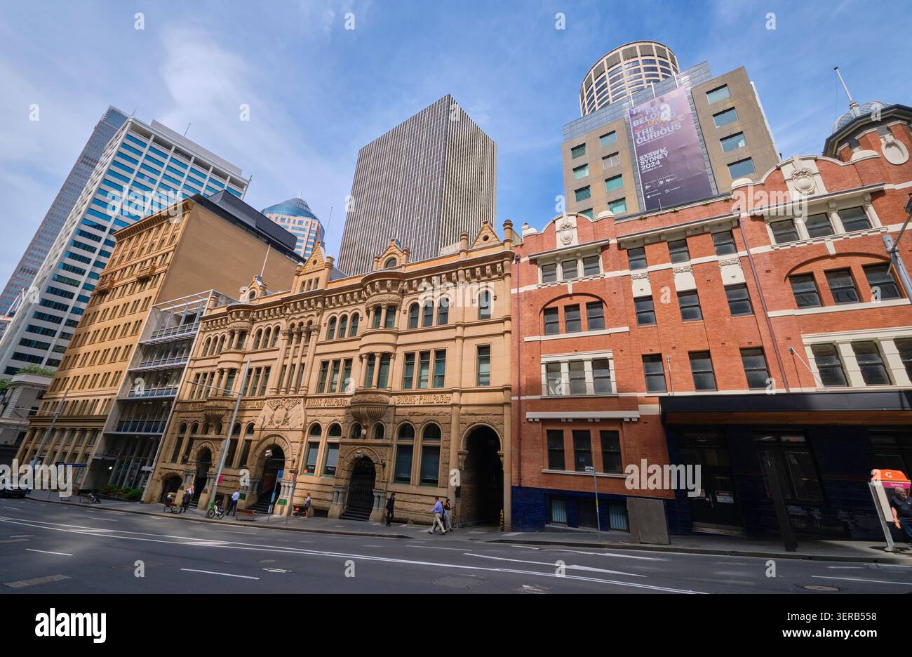 Die moderne Skyline aus Glas, Turm und Wolkenkratzer der modernen Stadt mit dem alten, traditionellen Viertel The Rocks. In Sydney, NSW, Australien. Stockfoto