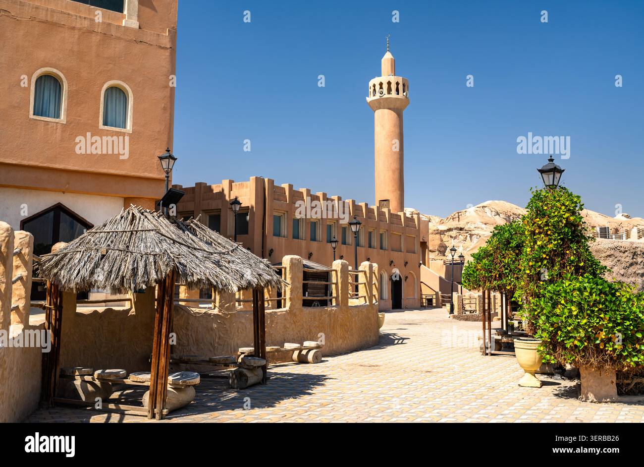 Traditionelle Architektur und Minarett im Land der Zivilisationen Touristenattraktion am Berg Al Qarah in Al Ahsa, Saudi-Arabien. Stockfoto
