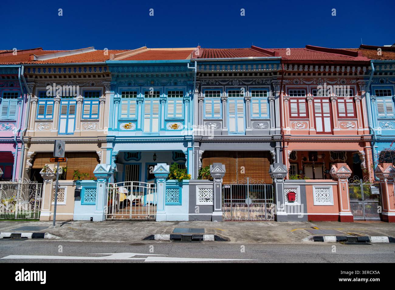 Wunderschöne Reihe von berühmten, farbenfrohen Peranakan-Kaufhäusern mit traditioneller Architektur im Katong-Viertel der Stadt Singapur Stockfoto