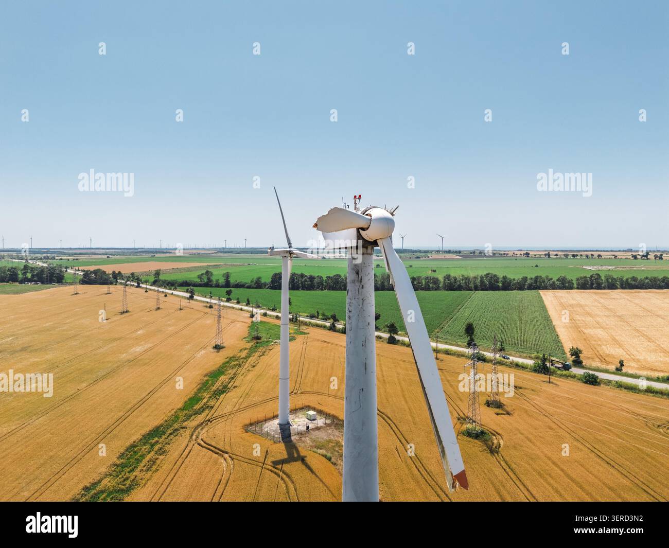 Ausfall des Windenergiesystems. Gebrochenes Blatt hängt von der Turbine. Europäischer Fonds Für Grüne Energie Stockfoto