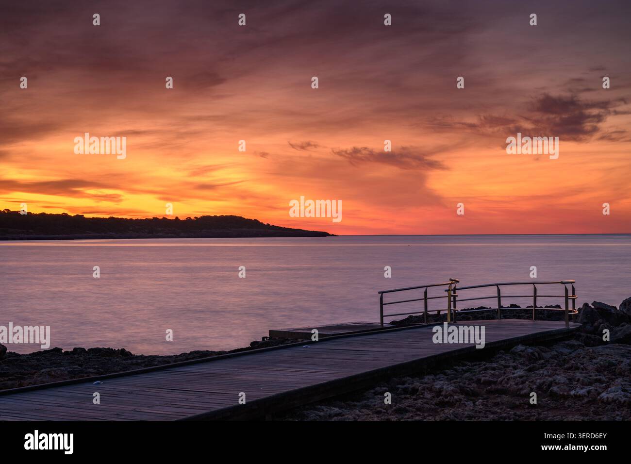 Mediterraner Sonnenaufgang über dem Meer auf Mallorca Stockfoto