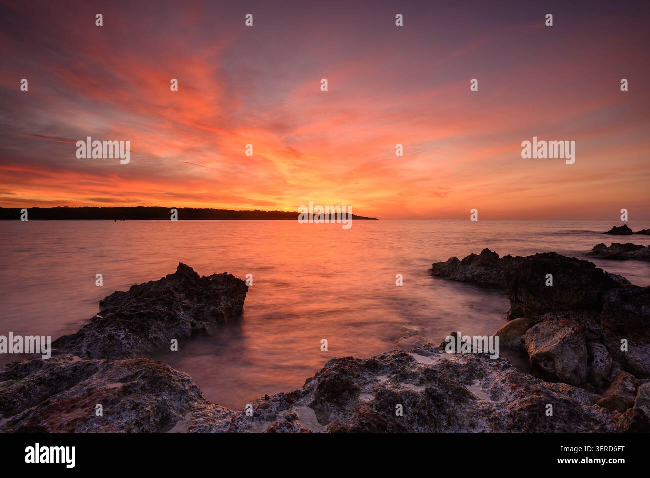 Mediterraner Sonnenaufgang über dem Meer auf Mallorca Stockfoto
