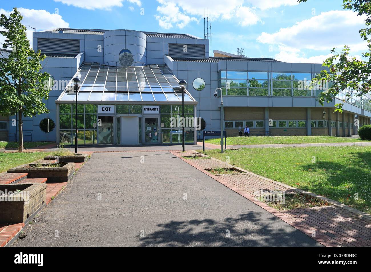 Haupteingang zum Woolwich Crown Court, Belmarsh Way, Südosten von London, Großbritannien. Neben dem Hochsicherheitsgefängnis Belmarsh. Stockfoto