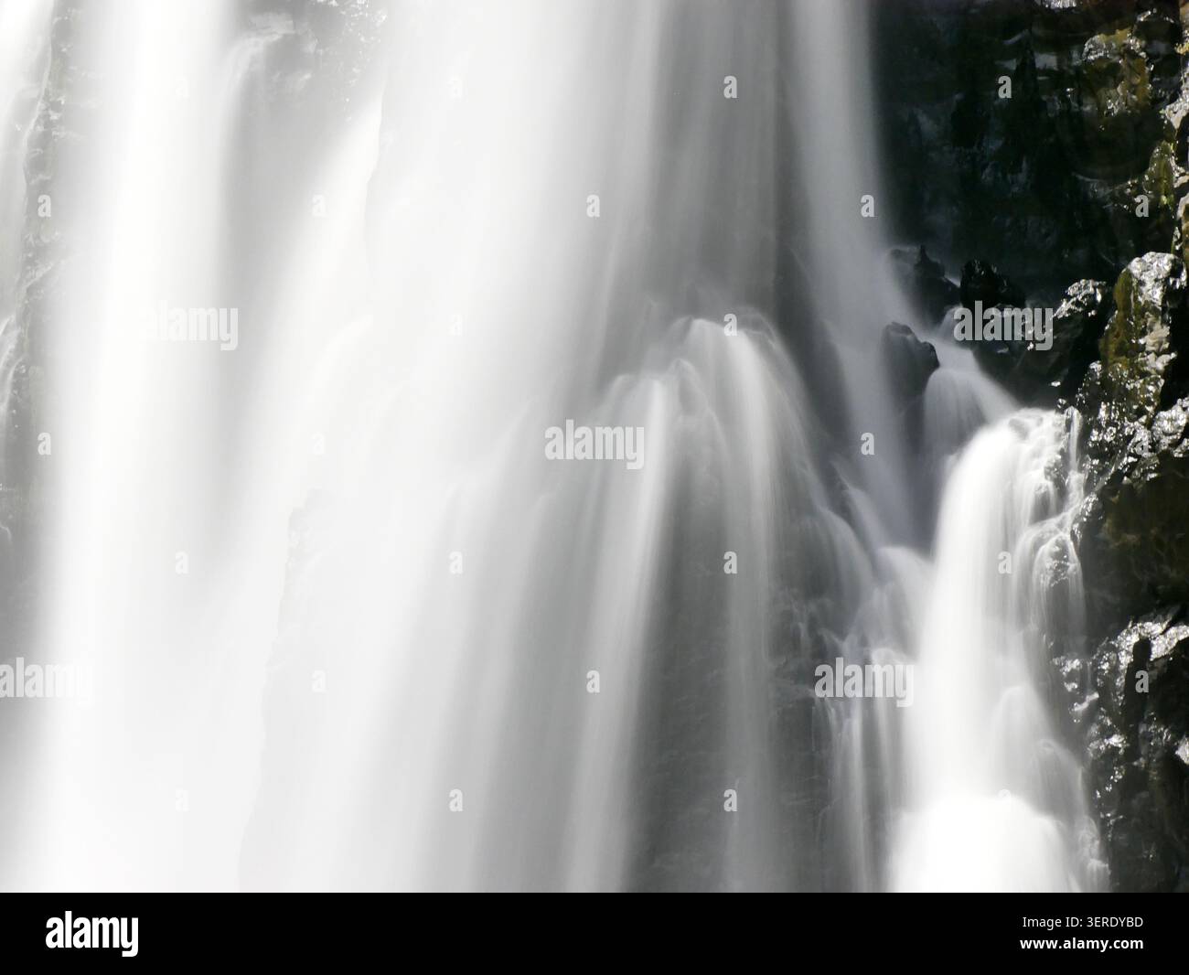 Abstrakte Wasserfalltextur, seidenweicher Wassereffekt mit langer Belichtung, fließendem Wasserhintergrund Stockfoto