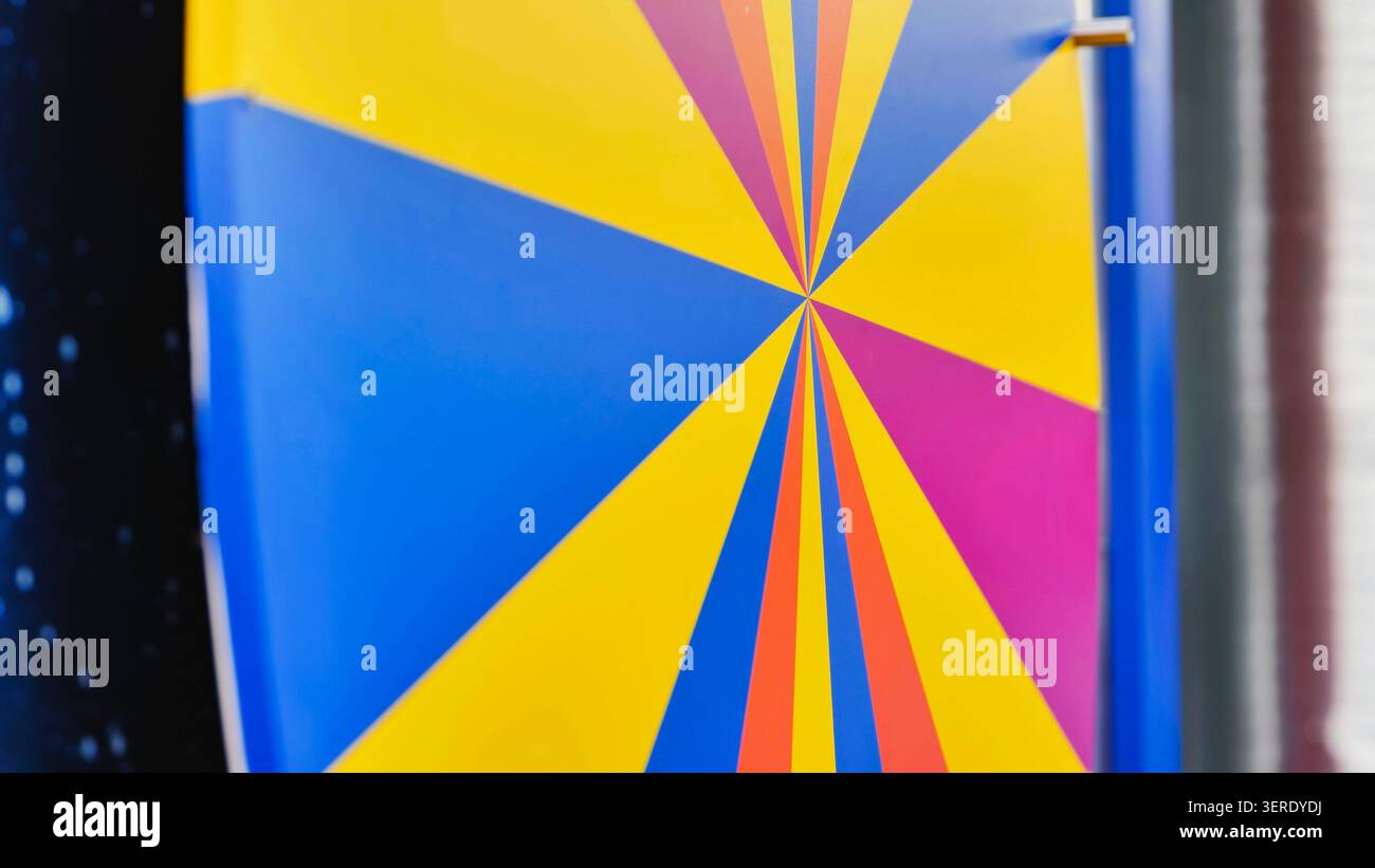 Bunte strahlende Linien in geometrischem Sonnenschliff. Lebendige abstrakte Kunst in Gelb, Blau und Rosa Stockfoto