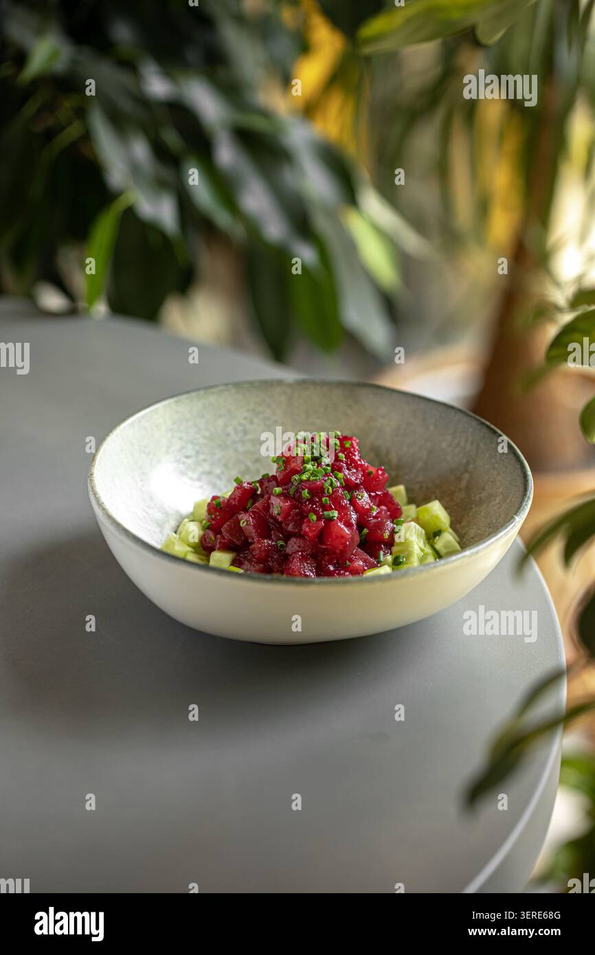Frischer Thunfisch-Tatar mit Gurkenwürfeln Stockfoto