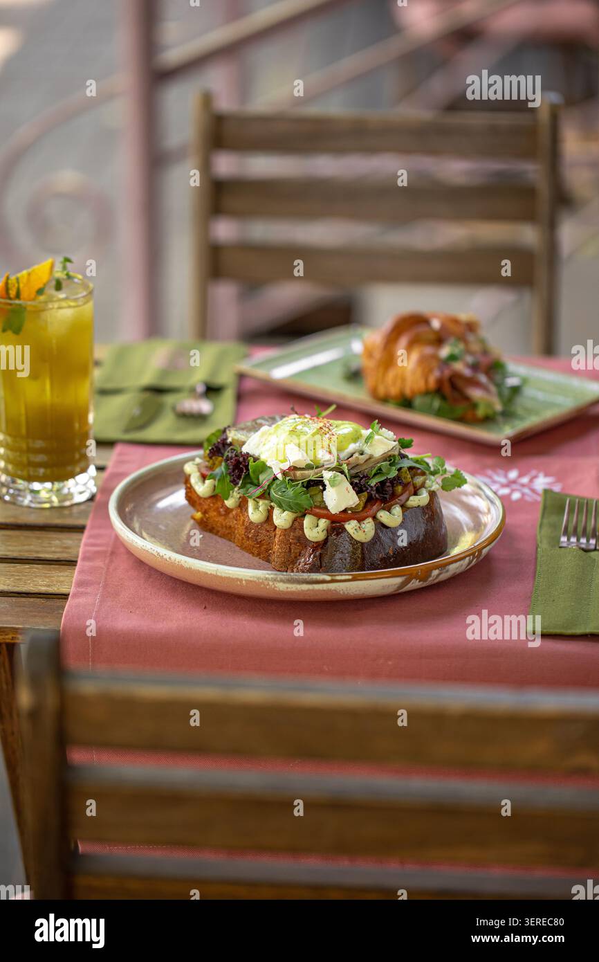 Avocado Toast mit Pferdefleisch und Kräutern Stockfoto