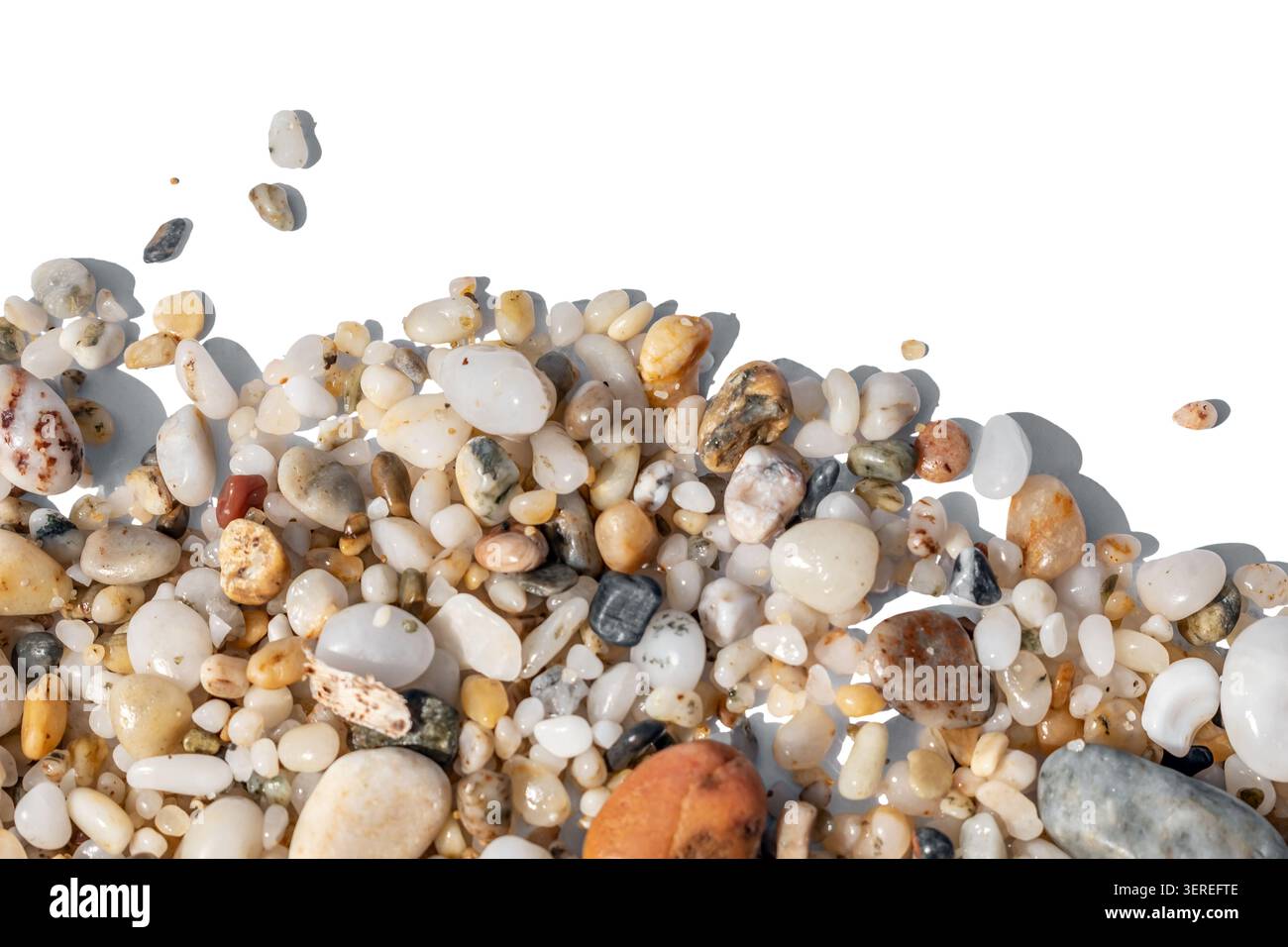 Nahaufnahme von glatten Meereskieseln, isoliert auf weißem oder transparentem Hintergrund. Minimalistischer organischer Steinrand mit weichen Schatten und Kopierraum Stockfoto