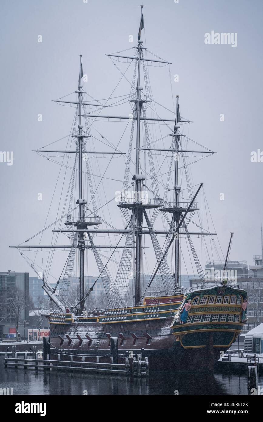 Die beeindruckende Nachbildung des Schiffes der Niederländischen Ostindien-Kompanie aus dem 18. Jahrhundert, die Amsterdam, ist unter leichtem Schneefall abgebildet. Friedlich im festgemacht Stockfoto