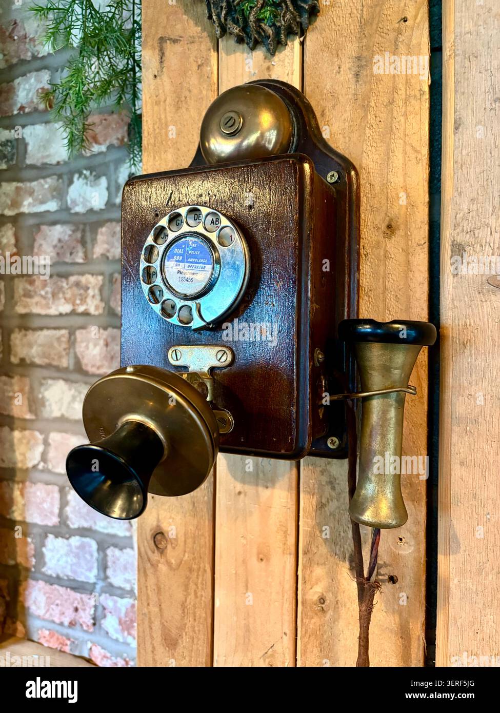 Vintage-Telefonhörer, Wandmontage. Stockfoto
