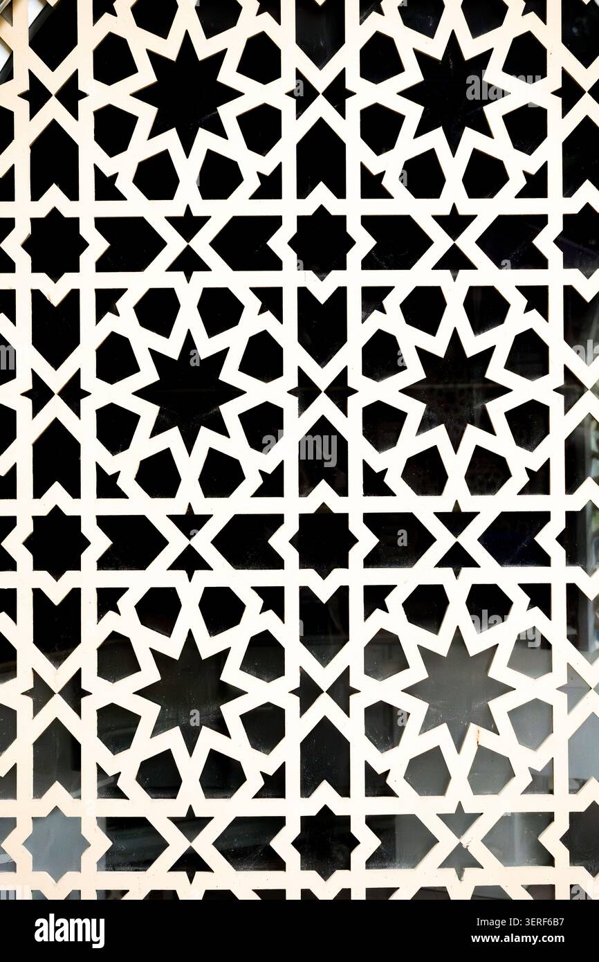 Ein eleganter Hintergrund mit geometrischem Sterngittermuster und einem schwarz-weißen Ausschnitt. Konzept: Modernes dekoratives Design und abstrakte Rahmen Stockfoto