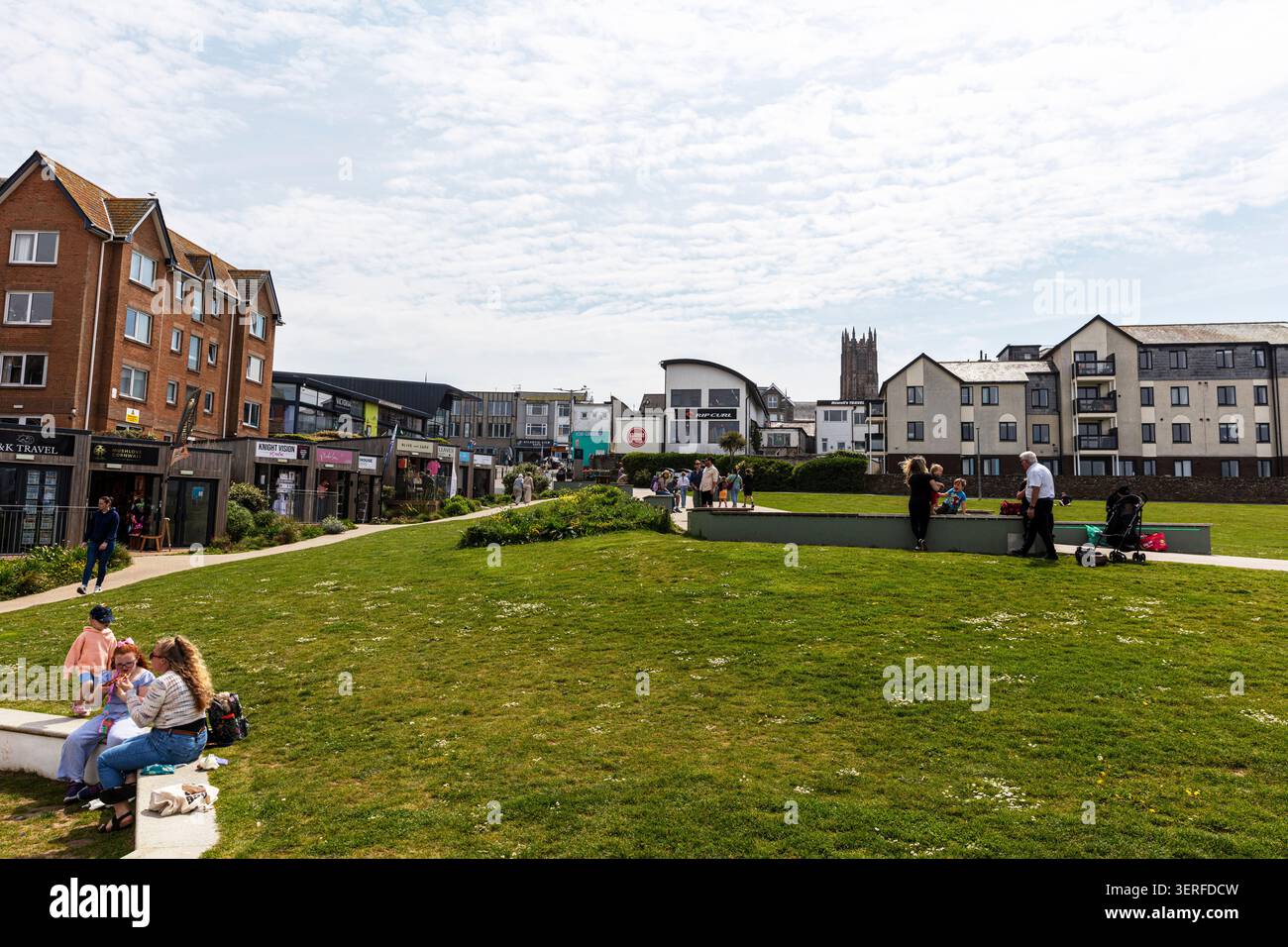 Newquay, Cornwall, Großbritannien, England, Killacourt Green und öffentliche Gärten im Stadtzentrum von Newquay, Cornwall, England. Die Szene zeigt Personen, die sitzen Stockfoto