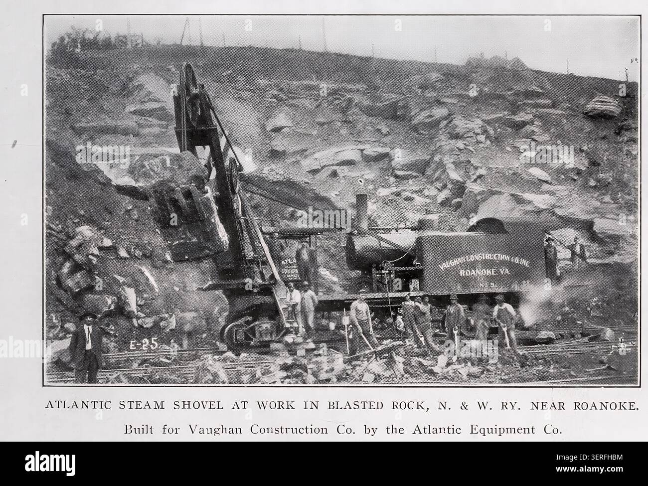 Atlantische Dampfschaufel und Crew von Vaughan Construction Co. Sie arbeiten in einem Steinbruch in der Nähe von Roanoke, Virginia, bei dem sie industrielle Ausgrabungen aus dem frühen 20. Jahrhundert demonstrieren. Aus den Waren HEBEEINRICHTUNGEN ZUM HANTIEREN VON MATERIALIEN. Von T. Kennard Thomson. TEIL III: SCHAUFELN, BAGGER UND SPEZIALENTLADER. Vom Engineering Magazine gewidmet dem industriellen Fortschritt Band XXXV April - September 1908 The Engineering Magazine Co. Stockfoto