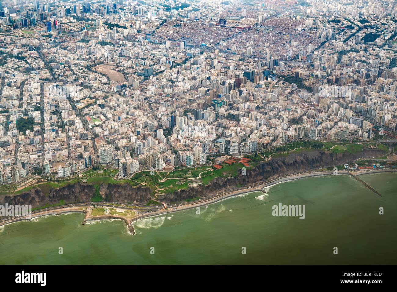 Ein Blick aus der Vogelperspektive auf das Viertel Miraflores in Lima, Peru, mit grünen Parks, modernen Gebäuden, steilen Klippen, und malerische Strände entlang des Pazifiks Stockfoto