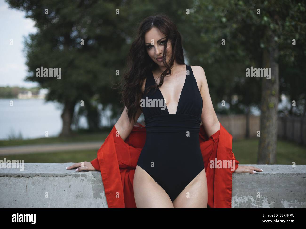 Schöne Frau in einem eleganten, orangen Seidenkleid Stockfoto