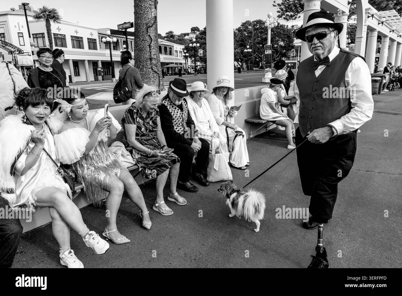 Einheimische im Art déco-Kostüm warten auf den Beginn der Deco Dog Parade, Napier Art Deco Festival, Napier, Hawke's Bay, Neuseeland Stockfoto